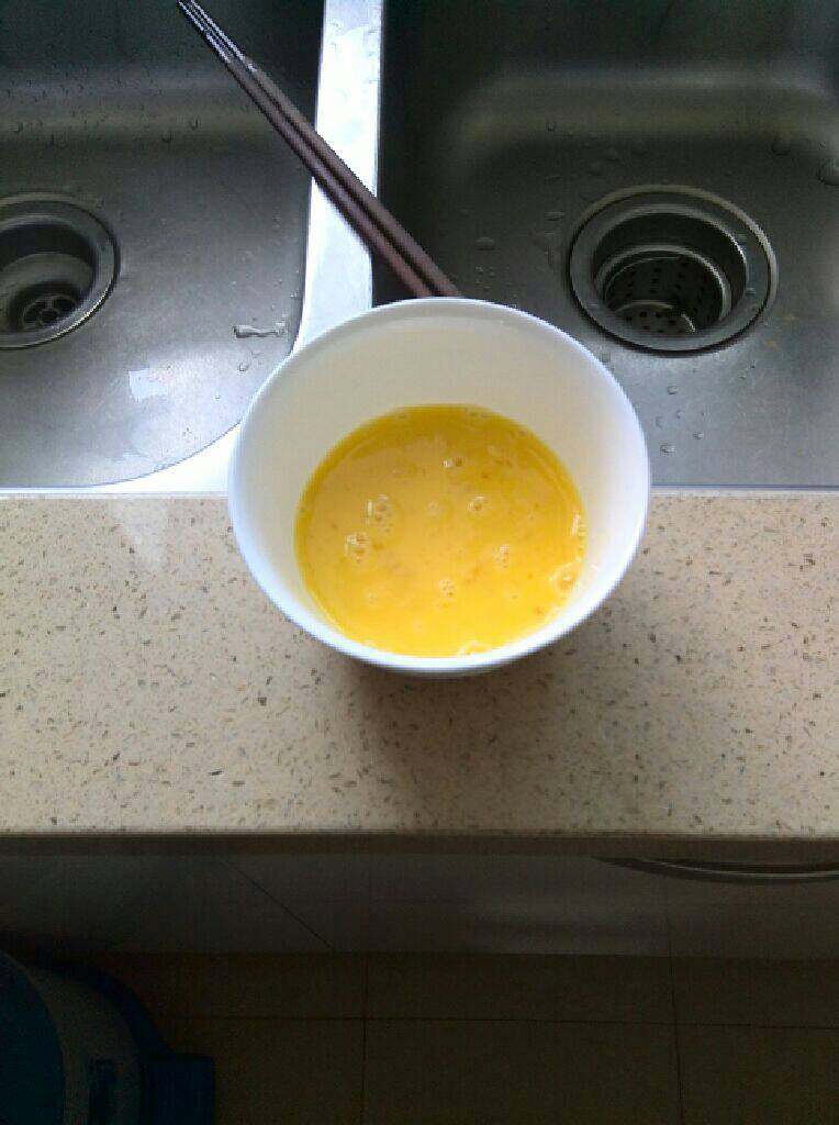 水蒸蛋,把蛋打散到碗中，放少许盐