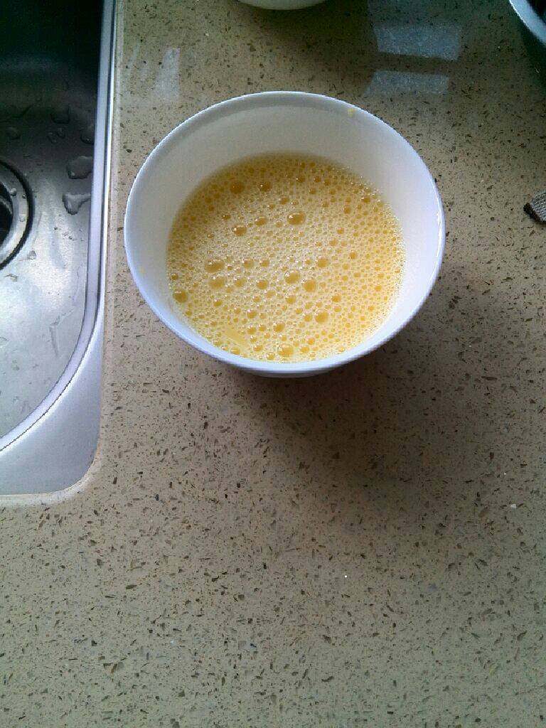 水蒸蛋,加水，用打蛋的方法把水和蛋搅拌均匀出（出现泡泡正常的）