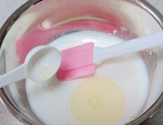 冰皮豆沙月饼,在盆里倒入牛奶、糖粉，色拉油搅拌均匀