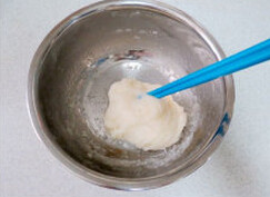 冰皮豆沙月饼,蒸好后的面用筷子使劲搅拌至顺滑，冷却后就是冰皮了
