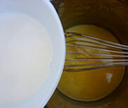 皇家千层芝士蛋糕,模具垫好烤纸，材料B中的蛋液，依次放入蜂蜜，油，牛奶拌匀