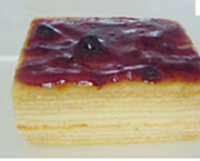 皇家千层芝士蛋糕,之后的每一次按照此方法重复进行，直到面糊用完即可，表面涂上蓝莓酱