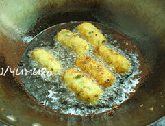 香炸小薯团,下入七成热的油锅炸金黄，出锅沥去油