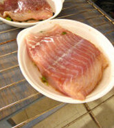 豉椒泡烤鱼,把鱼肉翻过来，葱翻到下面，放进烤箱 205C 15min