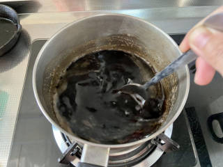 芒果芋圆烧仙草,清水400毫升煮开，加入龟苓膏糊糊，小火搅拌煮开