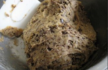 巧克力饼干,加入香草精，搅匀，过筛后的粉类，巧克力碎，用橡皮刮刀拌匀