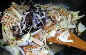 石锅拌饭 ,快炒熟再放入香菇翻炒片刻即可关火，煎荷包蛋一个，