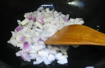 石锅拌饭 ,锅中放油，油热后放入洋葱丁炒软，把水分炒干