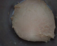 红豆吐司 ,把除黄油，红豆外的的所有材料揉至光滑，再加入黄油揉至薄膜状