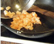 XO酱三文鱼炒饭,热油锅，将三文鱼以大火快炒过油后，捞出沥干油分