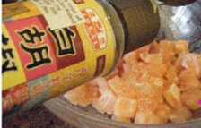 XO酱三文鱼炒饭,将三文鱼切丁，用盐，胡椒粉和料酒腌5分钟