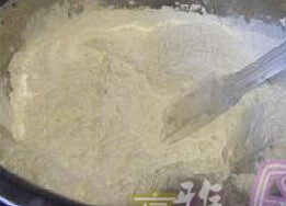 茉莉桂花年糕 ,将糯米粉和澄面粉放入盆里搅拌均匀