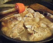 发菜蚝豉炖猪手,锅内放油将姜片、葱段爆香，放入红腐乳炒匀，加入猪前蹄翻炒均匀，调入全部调味料煮开后，加入盖过猪蹄的水，小火炖半小时