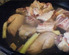 发菜蚝豉炖猪手,将猪前蹄烧刮干净，斩块，放入清水中，加葱和姜氽过，再用清水冲去血水后，沥干水分