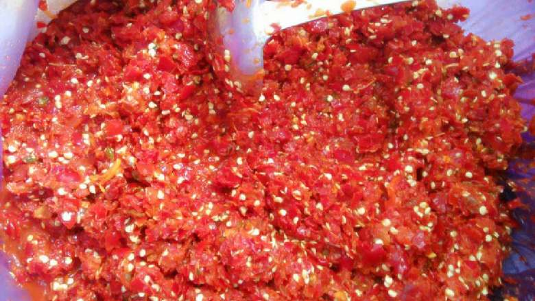 自制辣椒酱,拿到市场上专门的机器把辣椒磨成辣椒酱。