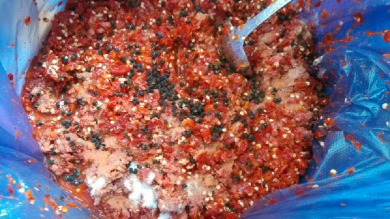 自制辣椒酱,倒入上述用量的盐，花椒，搅拌均匀。