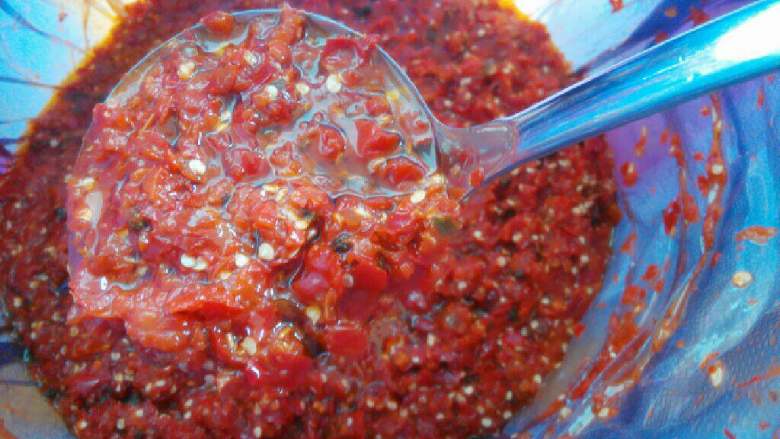 自制辣椒酱,可以在装坛前放在阳光下暴晒一天，让辣椒酱更快发酵，入味更快。
