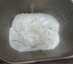 南乳吐司,面包桶中加入水、南乳、炼奶、白糖，面粉，最上面放入酵母粉，启动揉面档