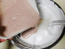 洛神花草莓牛奶慕斯,牛奶草莓液倒入淡奶油中，用刮刀从下至上轻轻搅拌，不要打圈