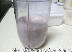 洛神花草莓牛奶慕斯,150克草莓酱，放入牛奶中放入搅拌机打匀