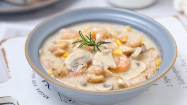 蘑菇鸡肉浓汤,浓郁好喝的鸡肉虾仁蘑菇浓汤就做好了！