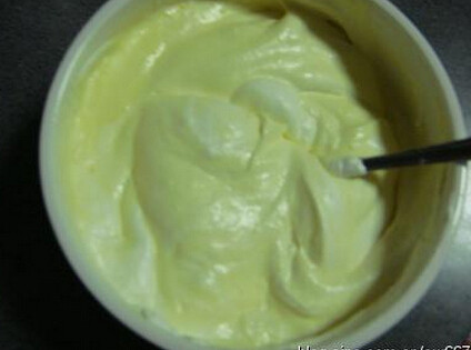 香草奶油,100ML淡奶油打发，与香草蛋黄糊充分融合后，即成香草奶油馅，放冰箱冷藏