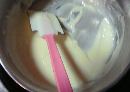 香草奶油,将搅拌均匀的蛋黄糊再倒回牛奶锅里，滴入几滴香草糊。加热至沸腾，其间不断搅拌至浓稠