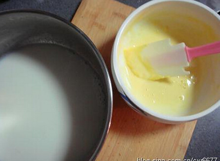 香草奶油,牛奶和砂糖煮沸，缓缓地倒三分之一在蛋黄糊里搅拌均匀