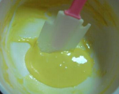 香草奶油,蛋黄打至浓稠，加入玉米淀粉和低粉拌均
