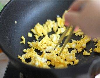 菠萝饭,锅中倒入橄榄油，待六成热时，倒入打散的鸡蛋，炒成鸡蛋碎，盛出备用