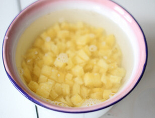 菠萝饭,将菠萝丁浸入盐水，保留1/2个菠萝壳做容器