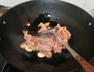 菠萝炒猪颈肉,油锅放入腌好的猪颈肉炒熟，盛起