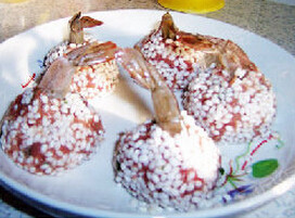 珍珠虾丸,糯米控干水分，将捏好的肉丸在糯米上滚一圈，沾满糯米，摆放在盘子上