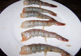 珍珠虾丸,大虾洗净去掉虾头和腥线，去掉虾皮保留虾尾