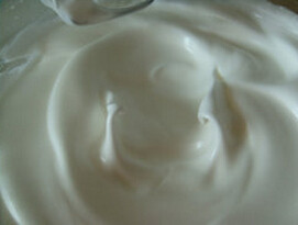 棉花蛋糕 ,蛋白分次加入细砂糖，搅打成湿性发泡后盛1/3到蛋黄面糊里，用刮刀从底部往上翻拌均匀