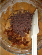 葡萄巧克力软曲奇,倒入巧克力豆和滤干水的葡萄干，拌匀