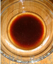 葡萄巧克力软曲奇,大碗里倒入植物油，红糖水、盐混合均匀
