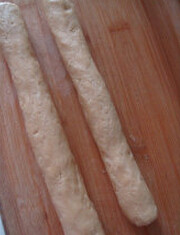 花生奶油饼干,把面糊倒在案板上，用手搓成长条，放进冰箱冷冻1.5个小时以上，直到长条变得坚硬