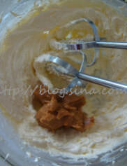 花生奶油饼干,在黄油里倒入花生酱，用打蛋器搅打混合均匀