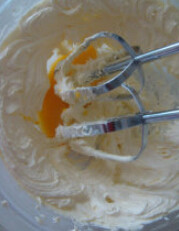 花生奶油饼干,倒入打散的鸡蛋，继续用打蛋器搅打，呈现膨松轻盈的状态