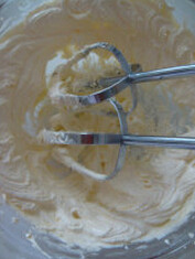 花生奶油饼干,黄油软化后，和糖粉混合，用打蛋器打发到体积膨松。