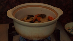 菱角煲,将食材转入砂锅，倒入开水，大火煮开后，转小火煮至汤汁将要收干