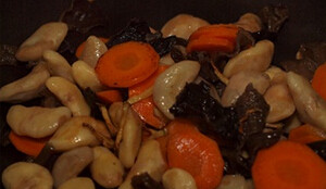菱角煲,油锅爆香姜丝，下红萝卜，黑木耳和菱角略炒