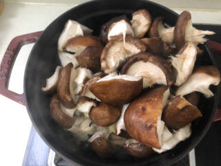 土豆香菇焖鸡,将土豆和香菇一同放入简单翻炒一下。