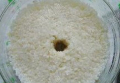 甜酒酿 ,将蒸好的米饭放入容器中，中间挖洞，自然冷却至35度左右