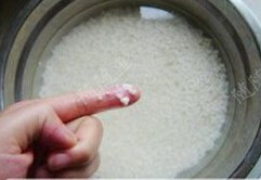 甜酒酿 ,糯米淘洗干净，放入缸内用冷水浸泡12小时以上，至手捏米粒可以揉碎状