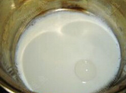 杨枝甘露 ,锅内倒入牛奶、椰浆和白糖，混合后小火煮开，放凉备用