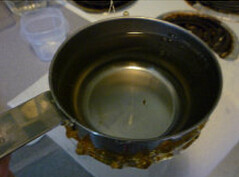 金笼布丁,在量勺的正面倒上水，然后轻轻捏一下勺的边缘，金笼就掉下来了