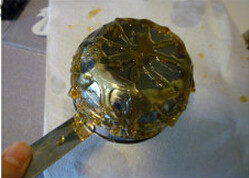 金笼布丁,用小勺将焦糖细细地洒在量勺的背面