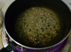 金笼布丁,小锅里加入糖50g和凉水，中大火煮到糖水冒泡、变色，离火